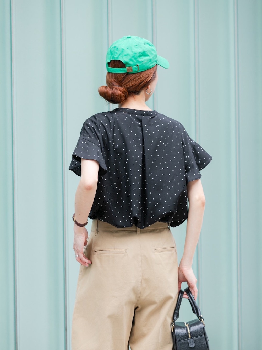 ベージュ系のその他パンツ、ブラック系のハンドバッグ、ブラック系のサンダルを着用したレディースの春コーディネートの5枚目の写真