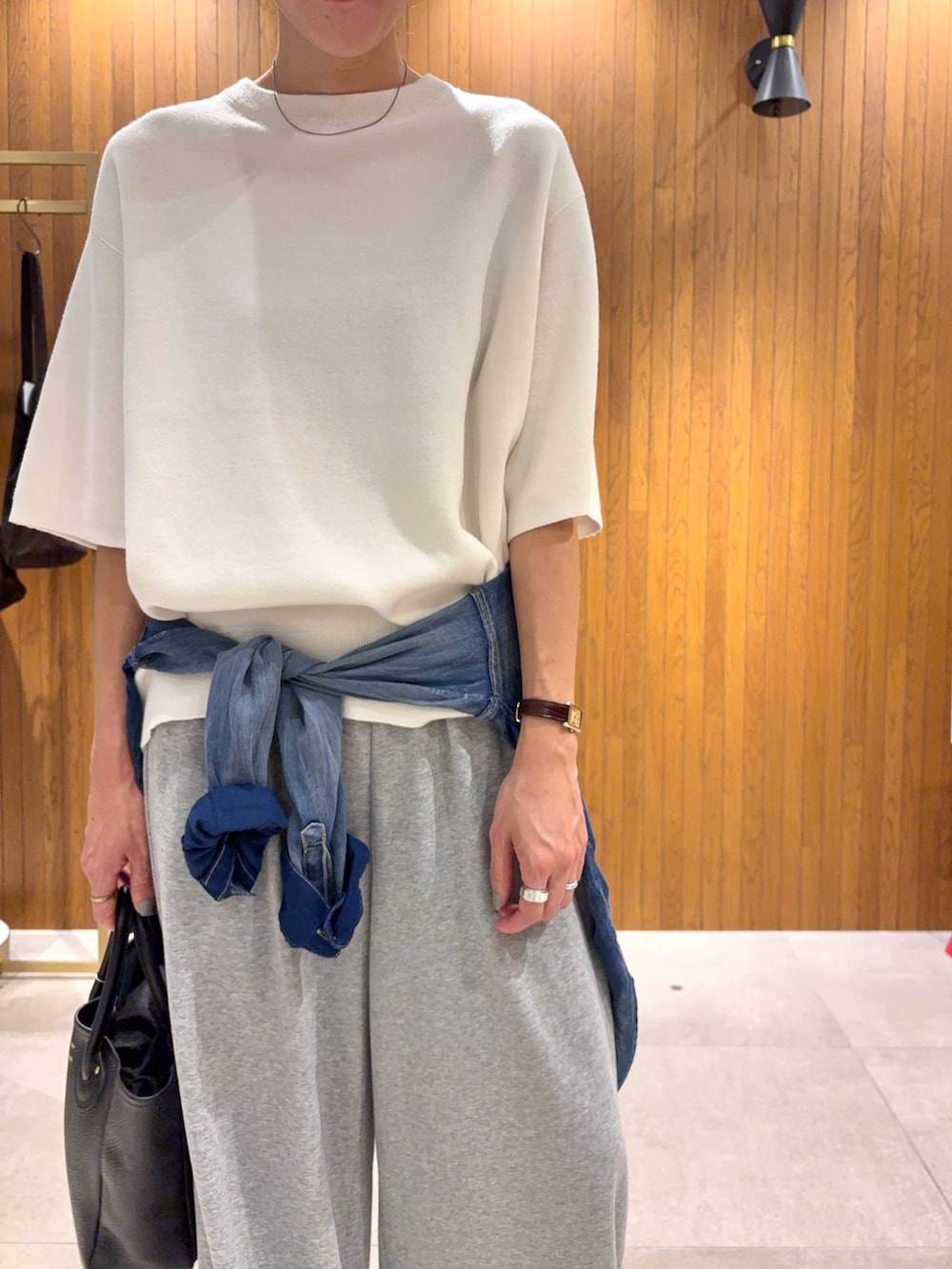 ブルー系のシャツ/ブラウス、グレー系のその他パンツ、ホワイト系のスニーカーを着用したレディースの秋コーディネートの3枚目の写真