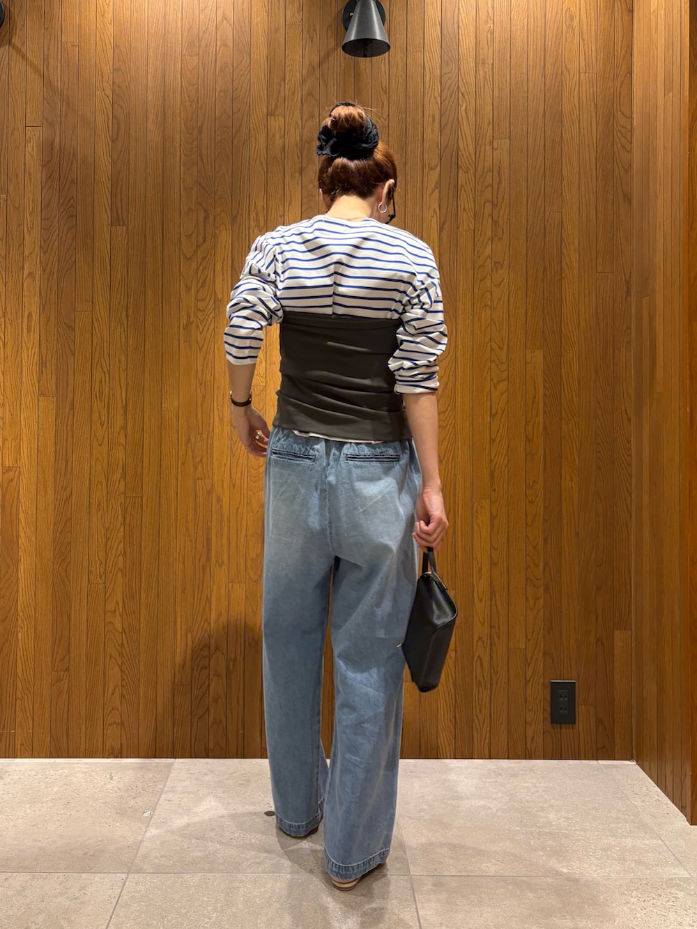 ブルー系のデニムパンツ、グレー系のスカート、ブルー系のTシャツ/カットソーを着用したレディースの春コーディネートの3枚目の写真