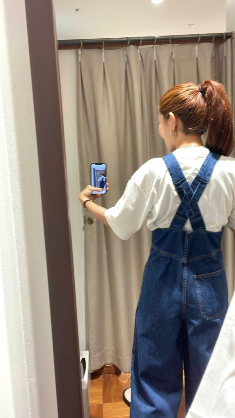 ホワイト系のニット/セーター、ホワイト系のTシャツ/カットソー、ブルー系のサロペット/オーバーオールを着用したレディースの夏コーディネートの8枚目の写真