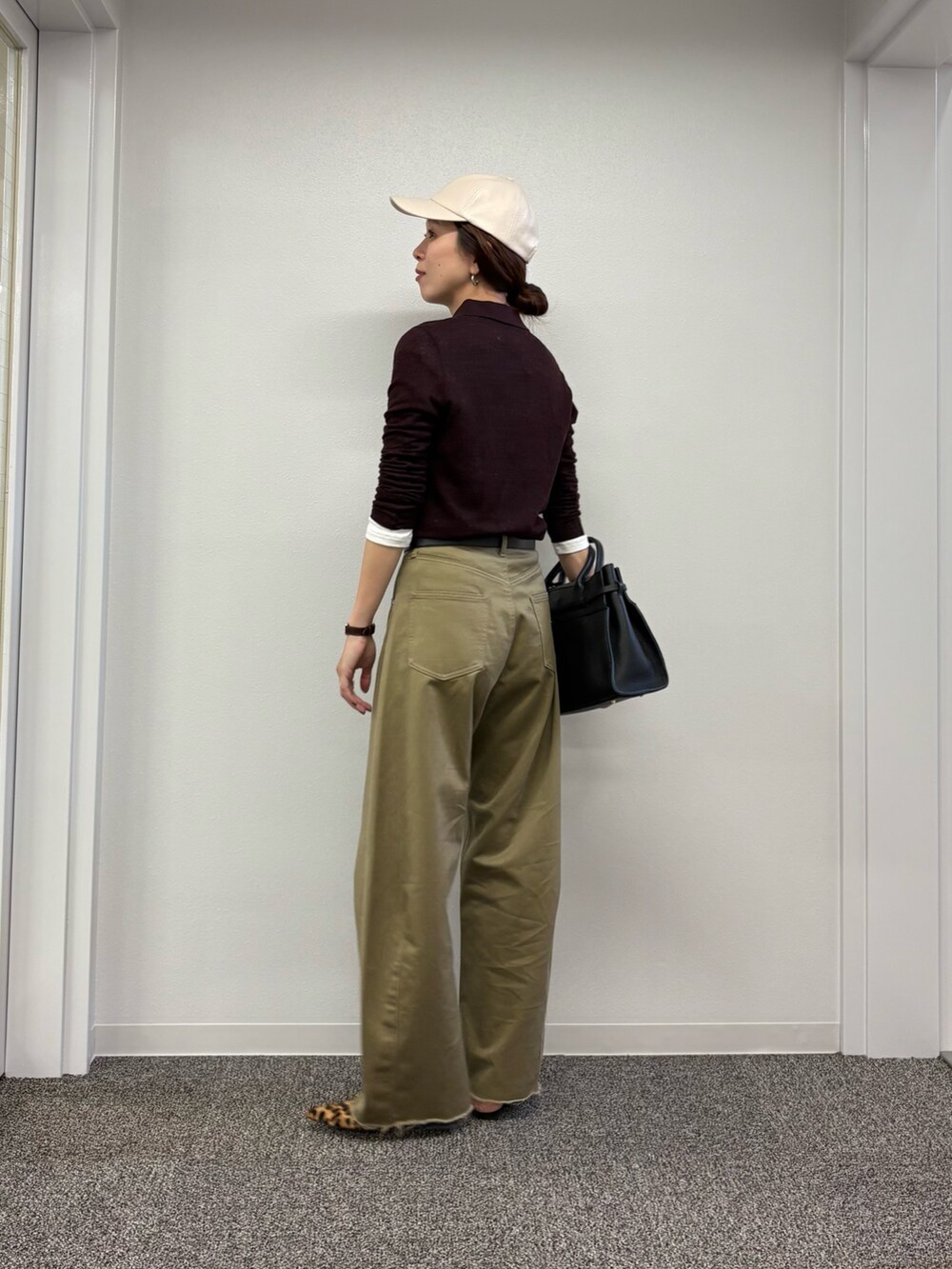 ブラウン系のシャツ/ブラウス、ベージュ系のその他パンツ、ブラック系のトートバッグを着用したレディースの秋コーディネートの4枚目の写真