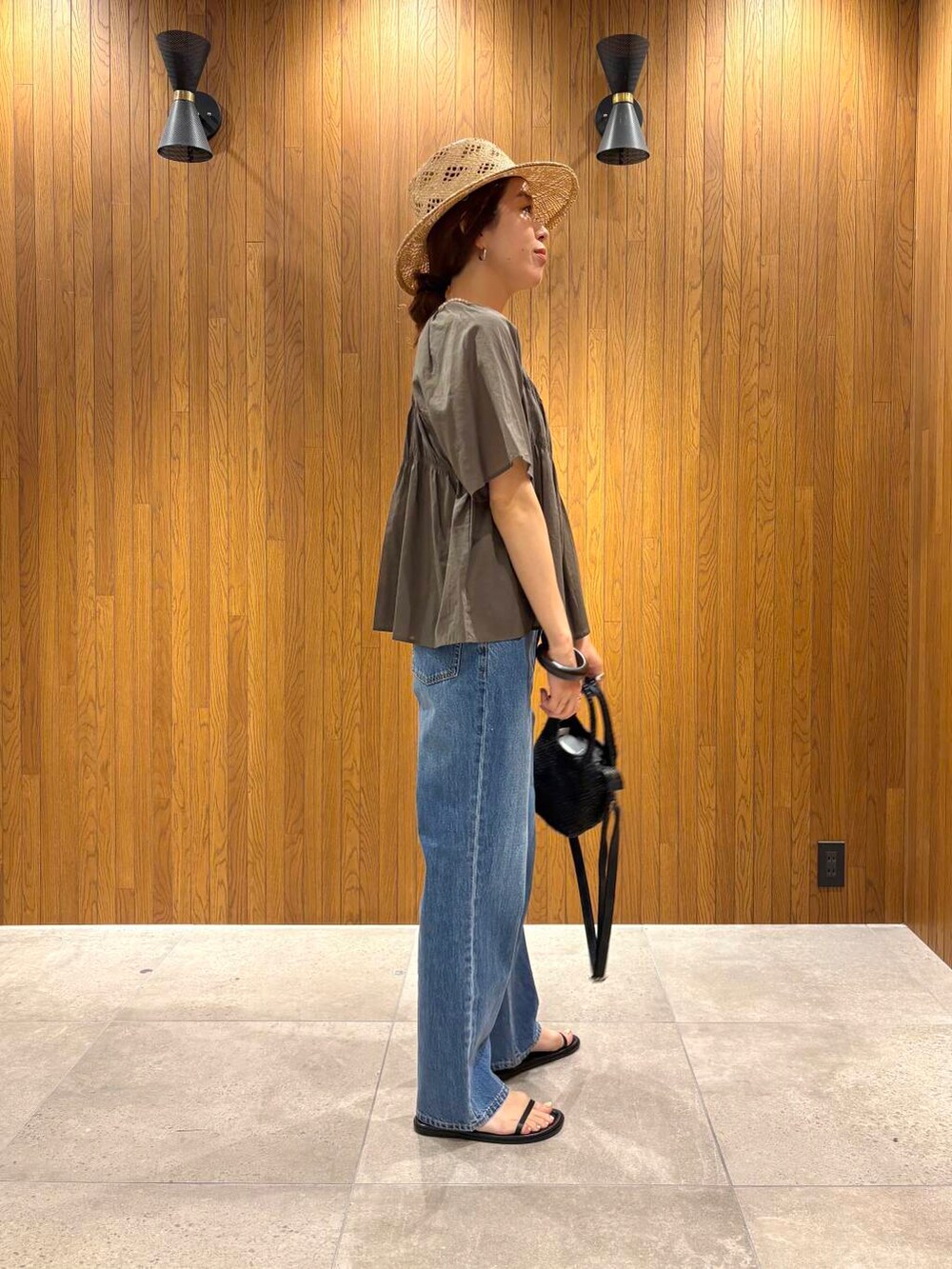 ホワイト系のキャミソール、ブラック系のトートバッグ、グリーン系のシャツ/ブラウスを着用したレディースの夏コーディネートの2枚目の写真