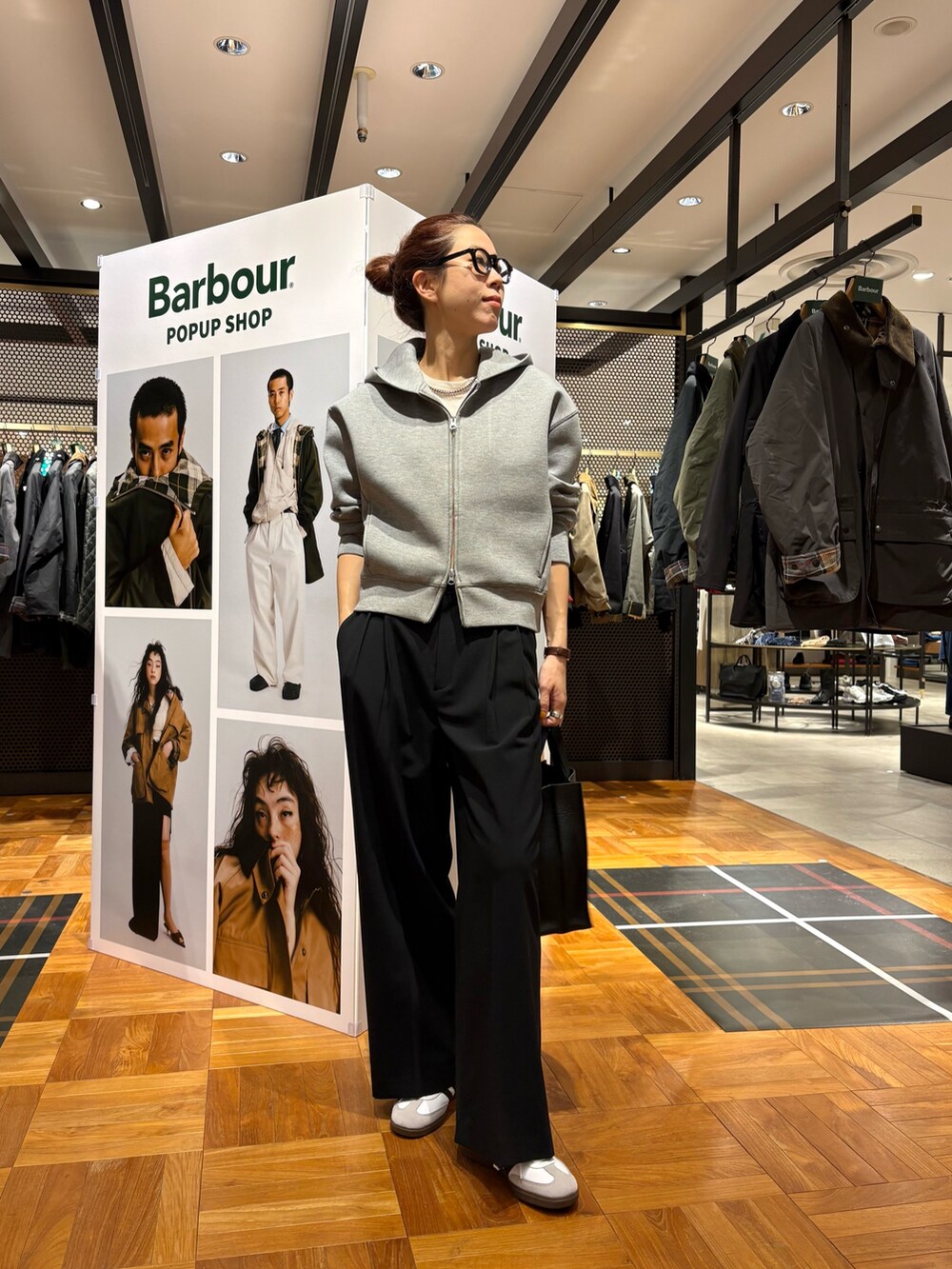 ブラック系のその他パンツ、ホワイト系のスニーカー、ブラック系のトートバッグを着用したレディースの秋コーディネートの2枚目の写真