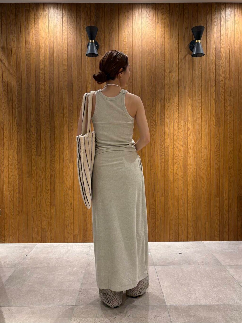 ゴールド系のサンダルを着用したレディースの夏コーディネートの4枚目の写真