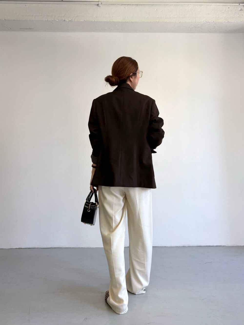 ブラウン系のその他アウター、ブラウン系のTシャツ/カットソー、ブラック系のショルダーバッグを着用したレディースの秋コーディネートの5枚目の写真