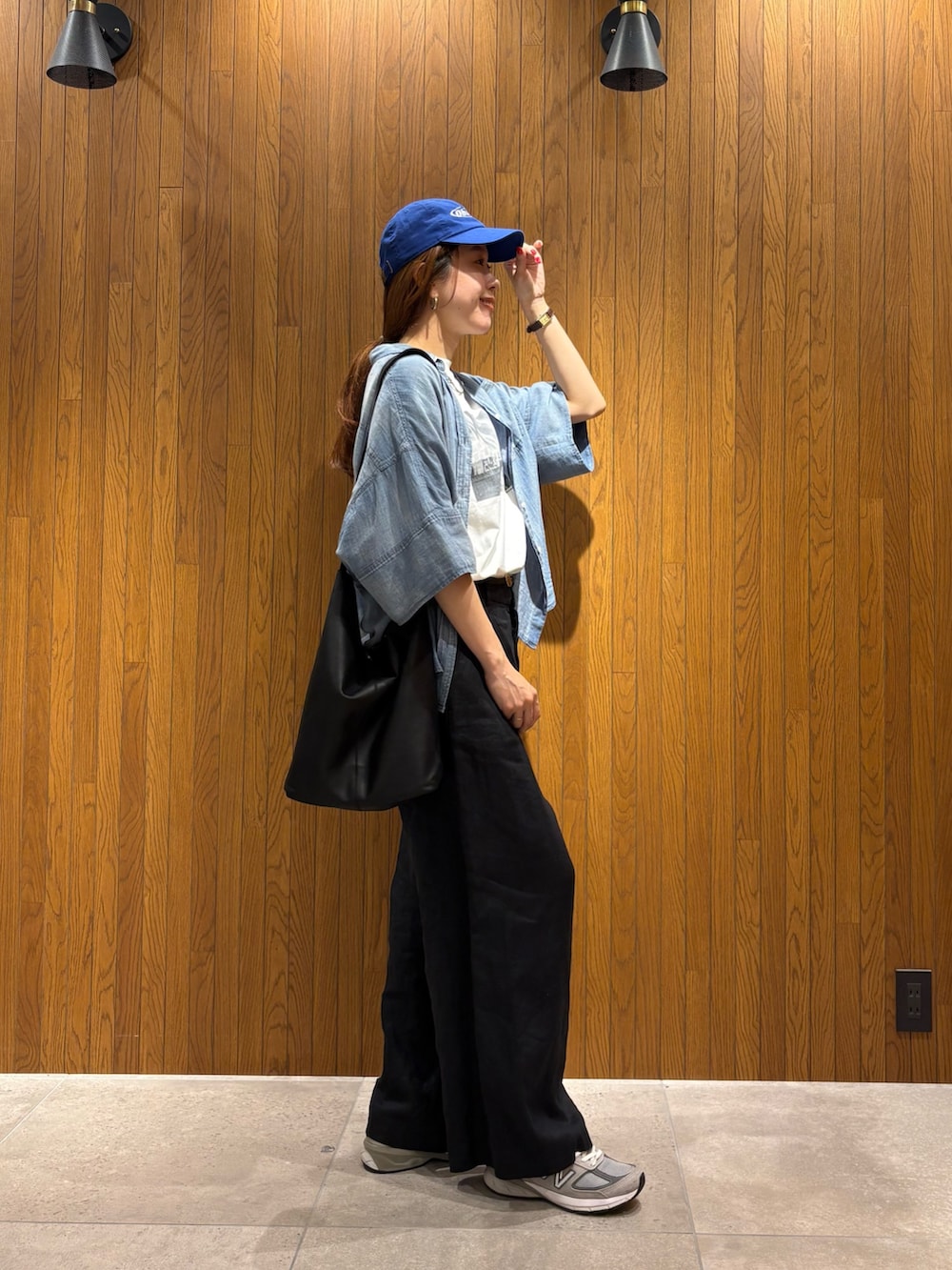 ブラック系のその他パンツ、その他のTシャツ/カットソー、ブルー系のシャツ/ブラウスを着用したレディースの夏コーディネートの5枚目の写真