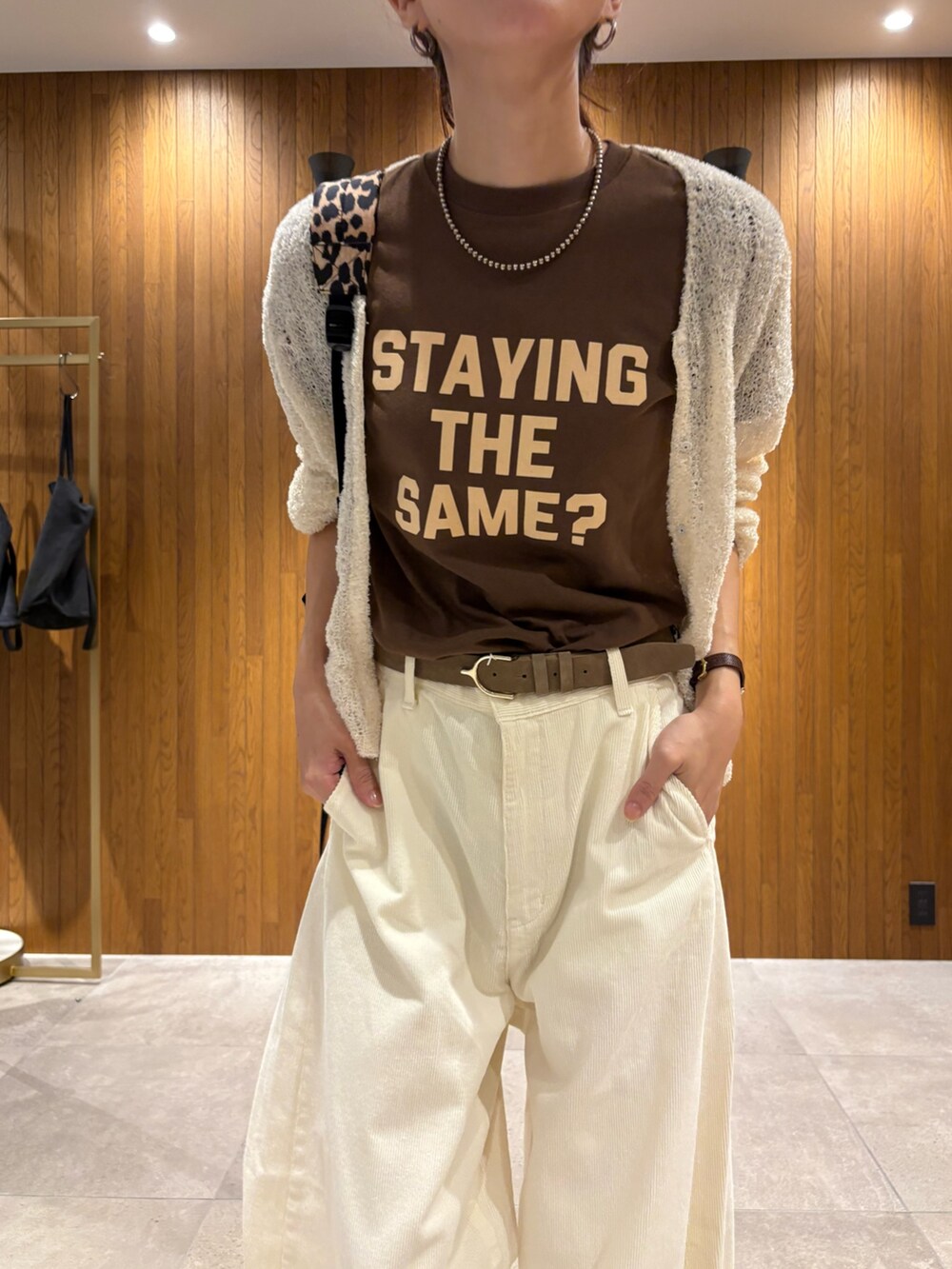 ホワイト系のカーディガン/ボレロ、ブラウン系のTシャツ/カットソー、ホワイト系のその他パンツを着用したレディースの秋コーディネートの8枚目の写真