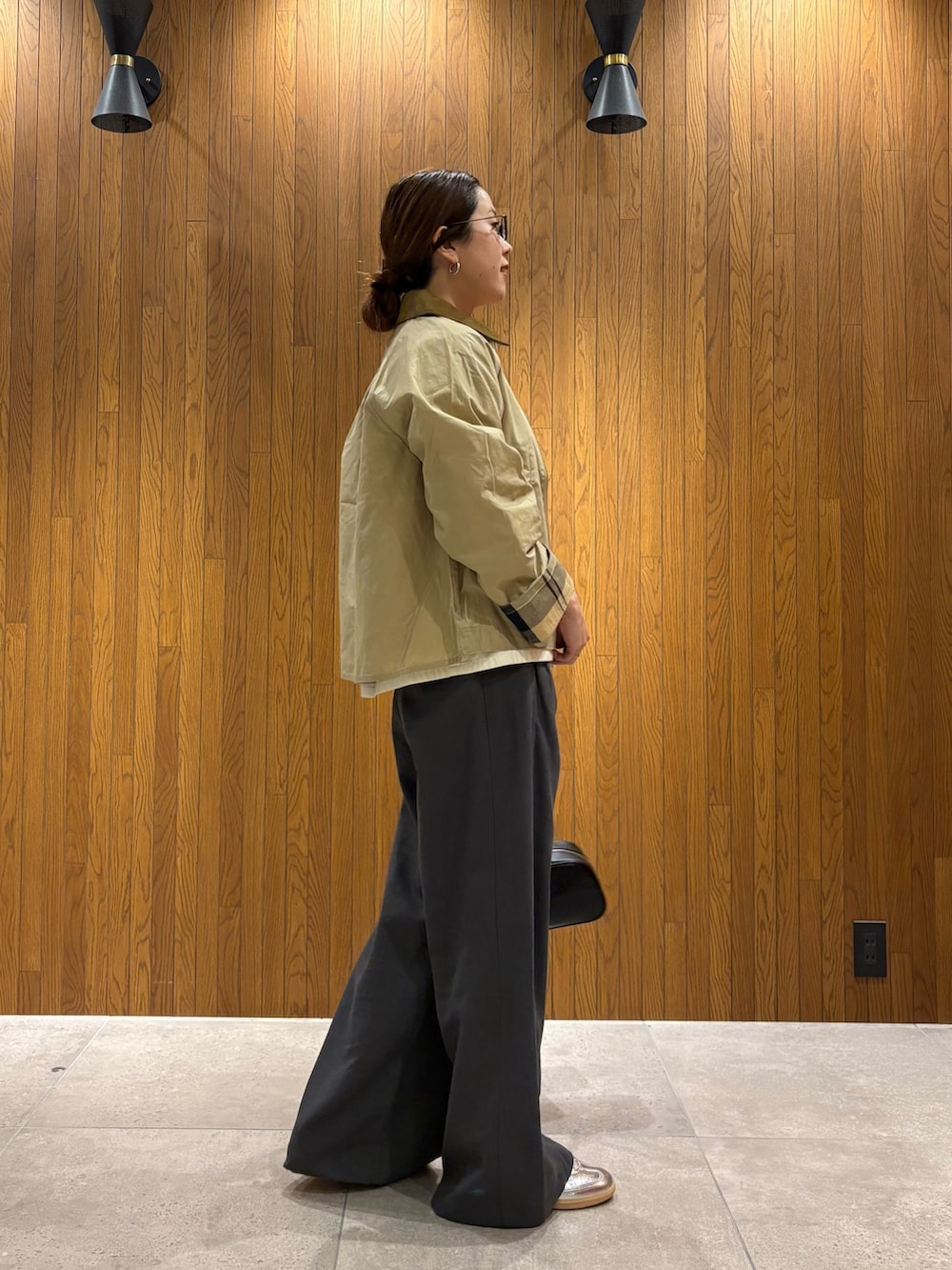 レッド系のTシャツ/カットソー、ホワイト系のTシャツ/カットソー、グレー系のその他パンツを着用したレディースの春コーディネートの5枚目の写真