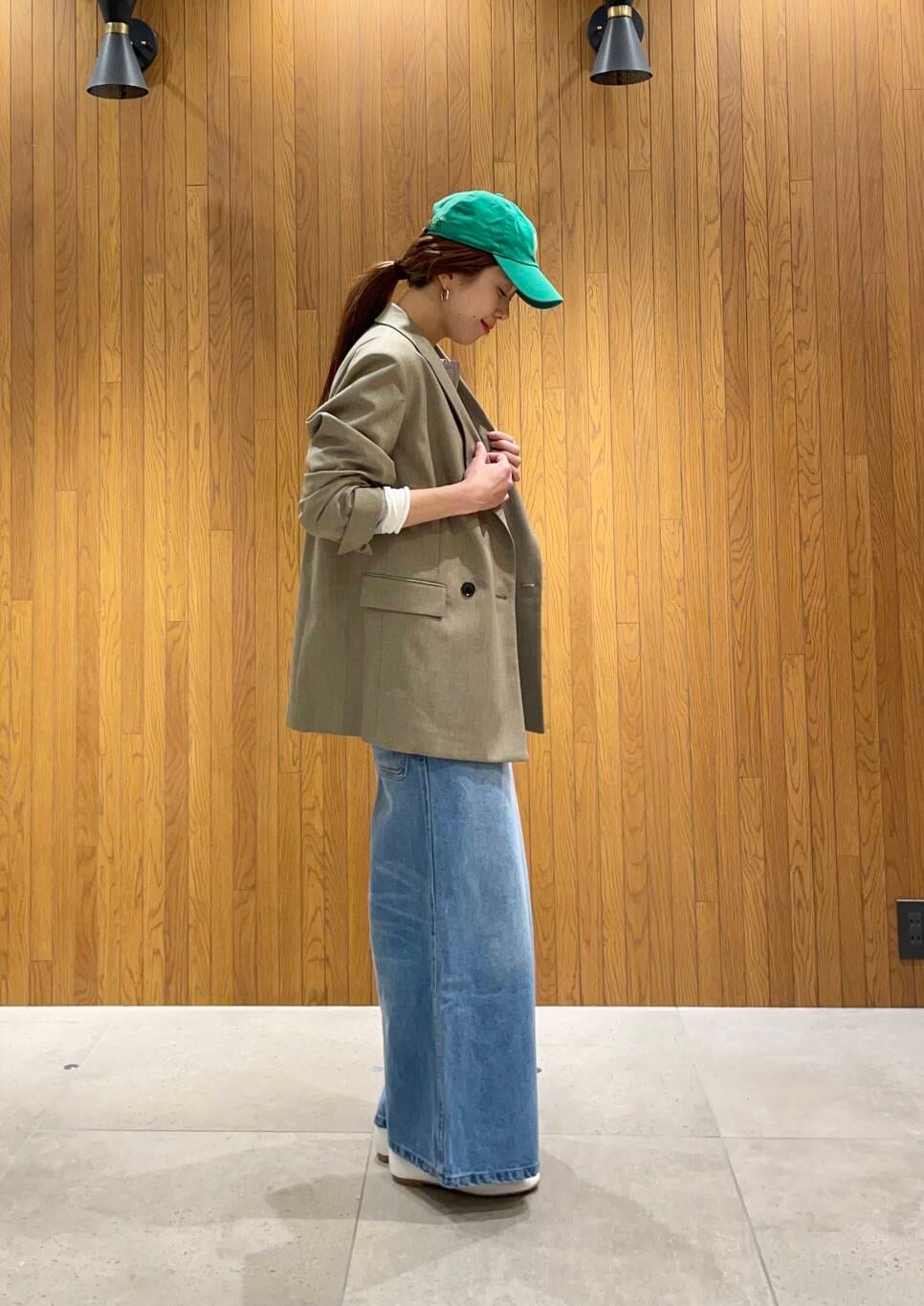 ブルー系のワンピース、ベージュ系のブルゾン、ホワイト系のTシャツ/カットソーを着用したレディースの冬コーディネートの3枚目の写真