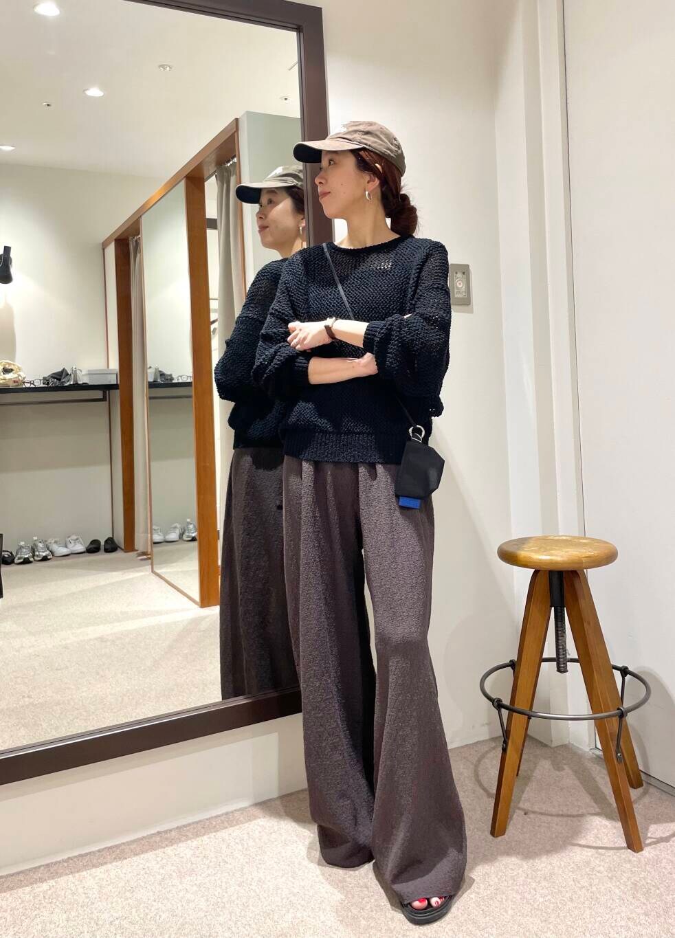 ブラック系のサンダル、ブラウン系のサロペット/オーバーオール、ブラック系のニット/セーターを着用したレディースの春コーディネートの4枚目の写真