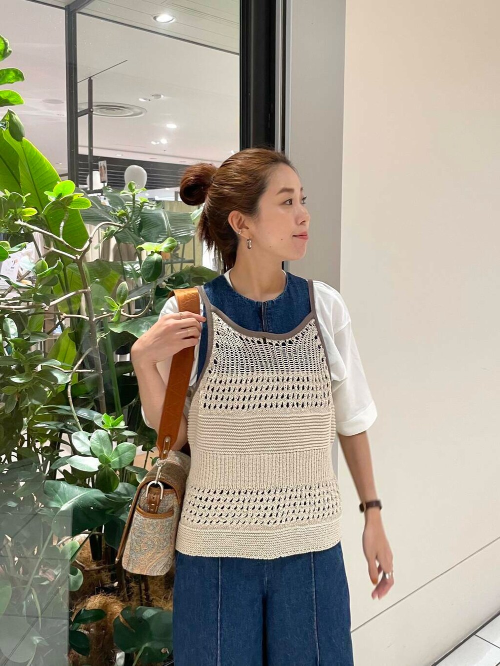 ホワイト系のニット/セーター、ホワイト系のTシャツ/カットソー、ブルー系のサロペット/オーバーオールを着用したレディースの夏コーディネートの6枚目の写真