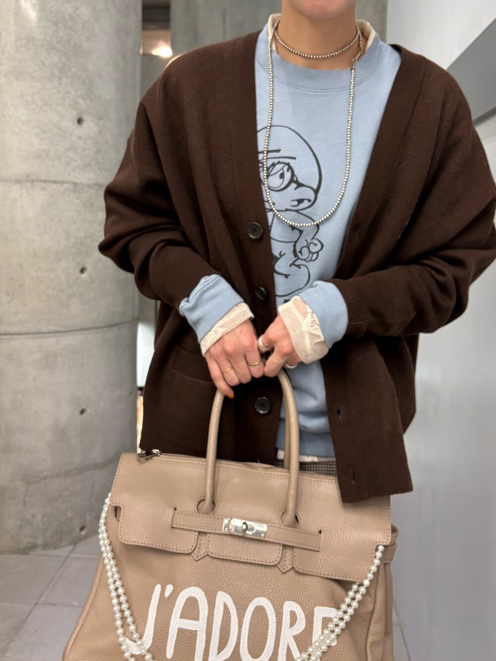 イエロー系のその他パンツ、ブルー系のTシャツ/カットソー、ベージュ系のハンドバッグを着用したレディースの秋コーディネートの6枚目の写真