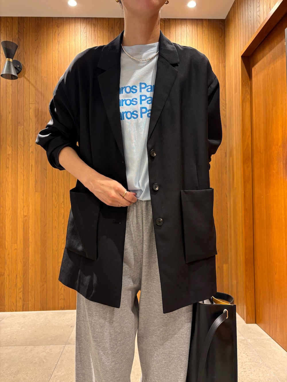 ブラック系のその他アウター、グレー系のその他パンツ、ブラック系のトートバッグを着用したレディースの夏コーディネートの6枚目の写真