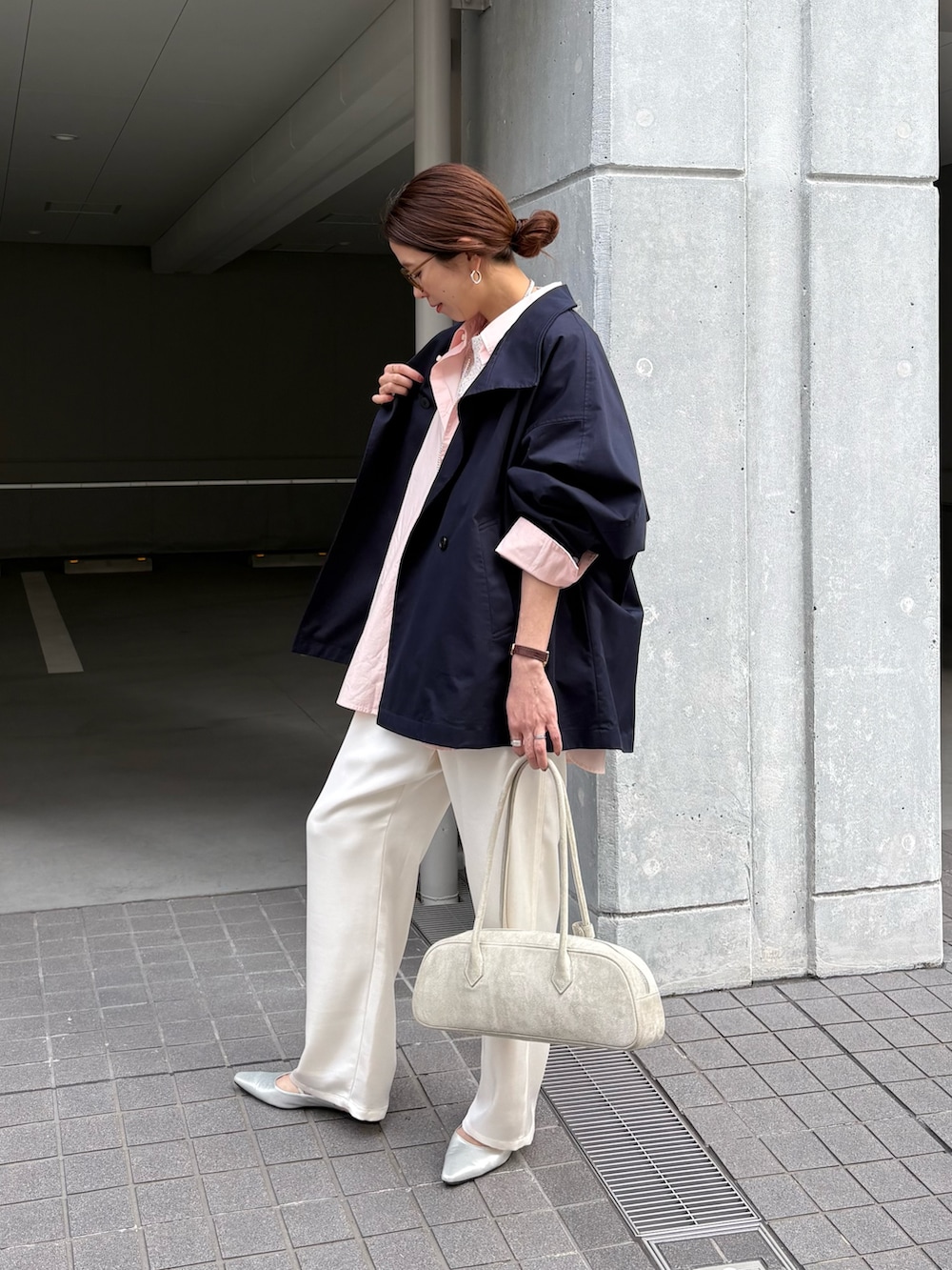 ブルー系のトレンチコート、ホワイト系のその他パンツ、ピンク系のシャツ/ブラウスを着用したレディースの冬コーディネートの3枚目の写真