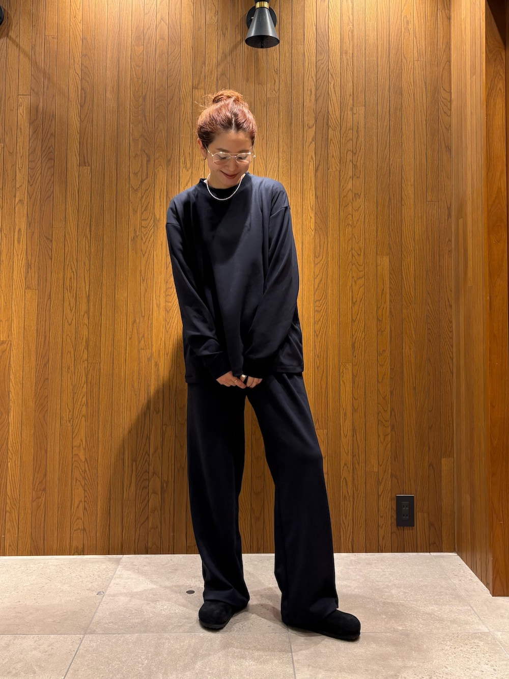 ブラック系のサンダル、ブルー系のTシャツ/カットソー、ブラック系のショルダーバッグを着用したレディースの夏コーディネートの9枚目の写真