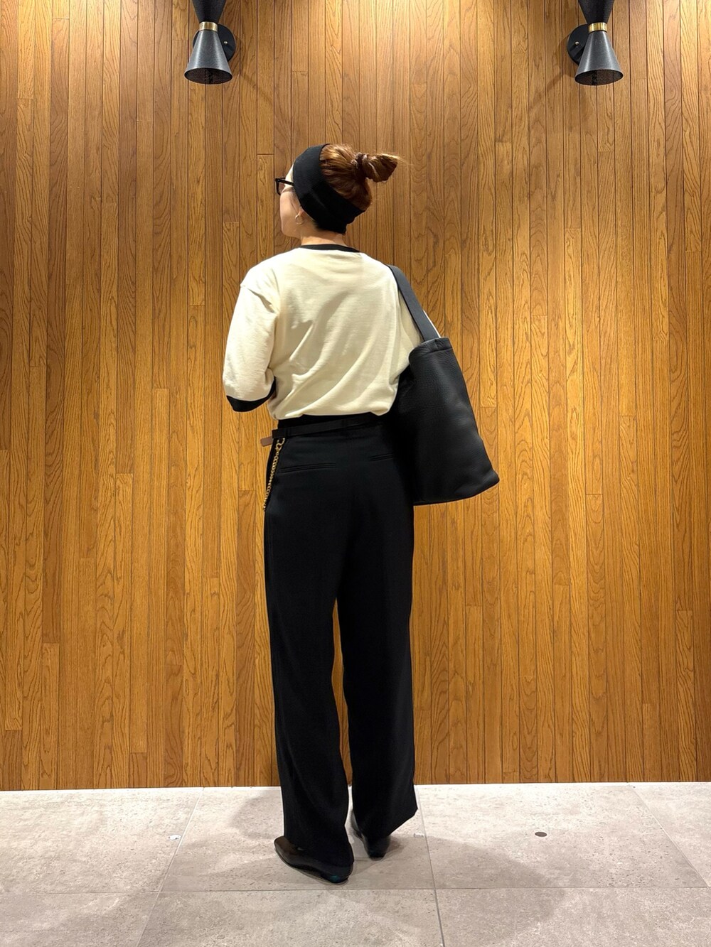 ブラウン系のその他パンツ、ブラック系のローファー、ホワイト系のニット/セーターを着用したレディースの秋コーディネートの4枚目の写真