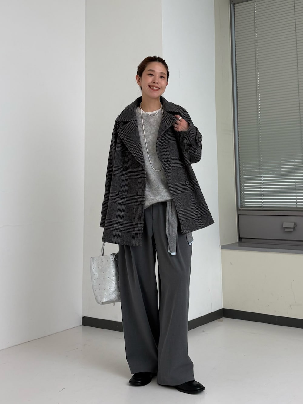 グレー系のニット/セーター、グレー系のニット/セーター、ホワイト系のTシャツ/カットソーを着用したレディースの秋コーディネートの6枚目の写真
