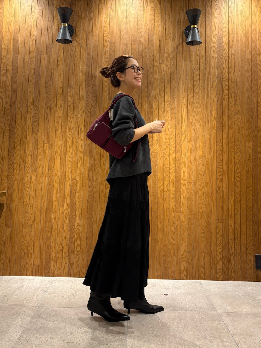 ブラック系のブーツ、グレー系のニット/セーター、グレー系のニット/セーターを着用したレディースの秋コーディネートの4枚目の写真