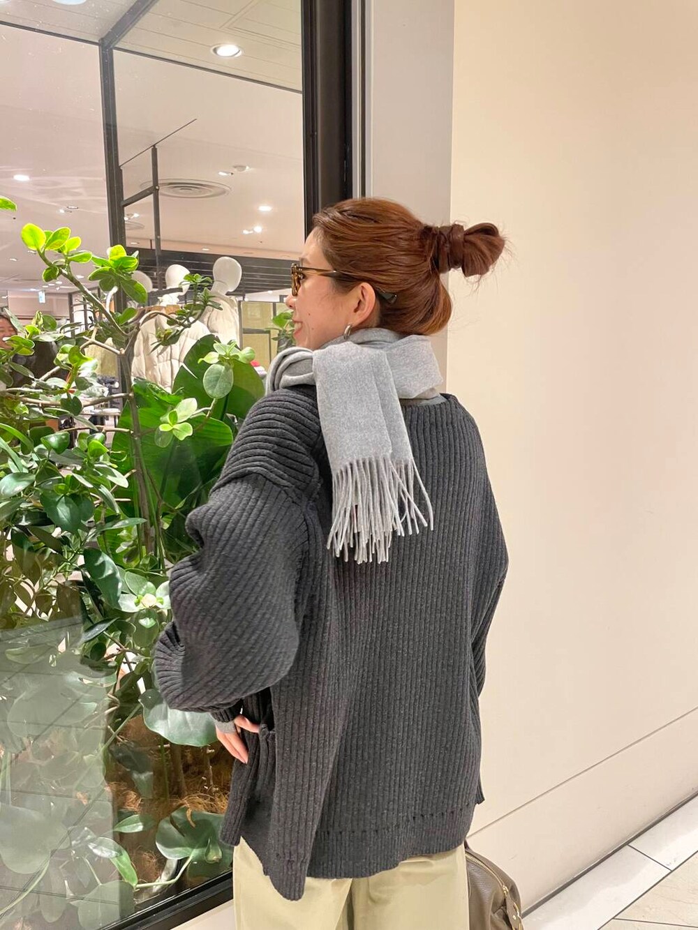 ベージュ系のその他パンツ、グレー系のカーディガン/ボレロ、ベージュ系のボストンバッグを着用したレディースの冬コーディネートの7枚目の写真