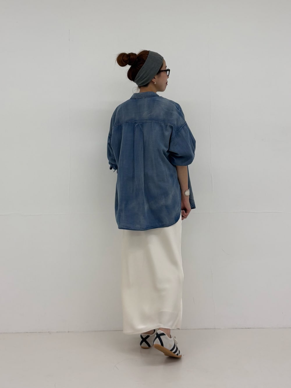 ブルー系のシャツ/ブラウス、その他のTシャツ/カットソー、ホワイト系のスカートを着用したレディースの夏コーディネートの4枚目の写真