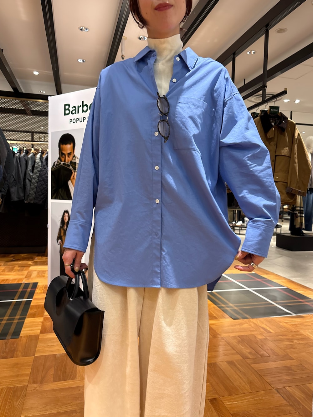 ブルー系のシャツ/ブラウス、ホワイト系のニット/セーター、ホワイト系のその他パンツを着用したレディースの秋コーディネートの5枚目の写真