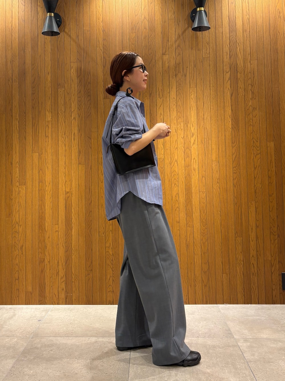 その他のシャツ/ブラウス、グレー系のその他パンツ、ブラック系のスニーカーを着用したレディースの春コーディネートの2枚目の写真