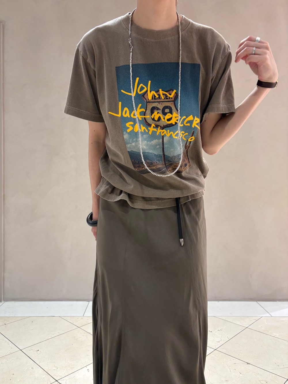 ブラウン系のTシャツ/カットソー、ブラウン系のスカートを着用したレディースの夏コーディネートの6枚目の写真