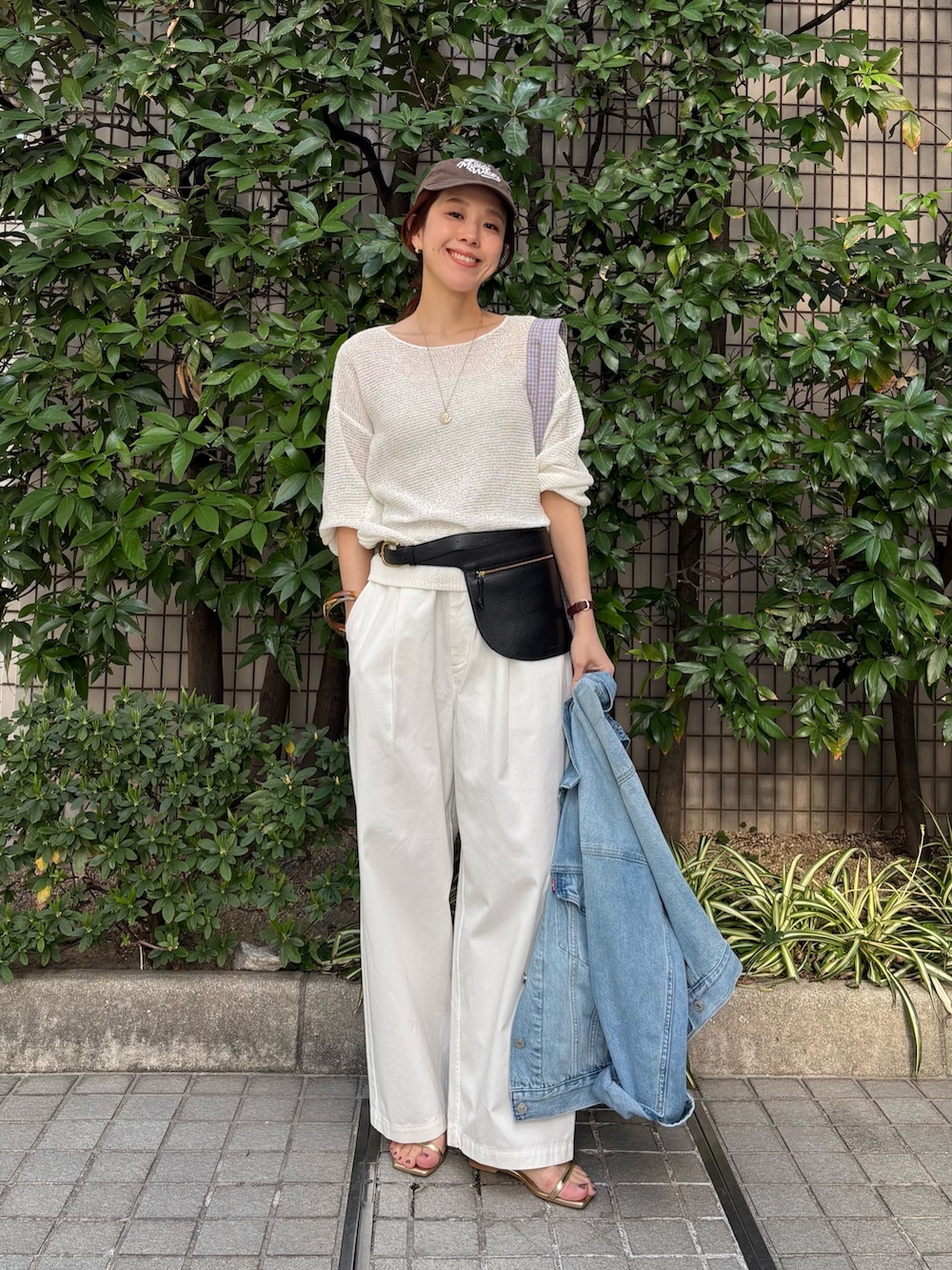 ホワイト系のニット/セーター、ブルー系のデニムジャケット、その他のトートバッグを着用したレディースの春コーディネートの4枚目の写真