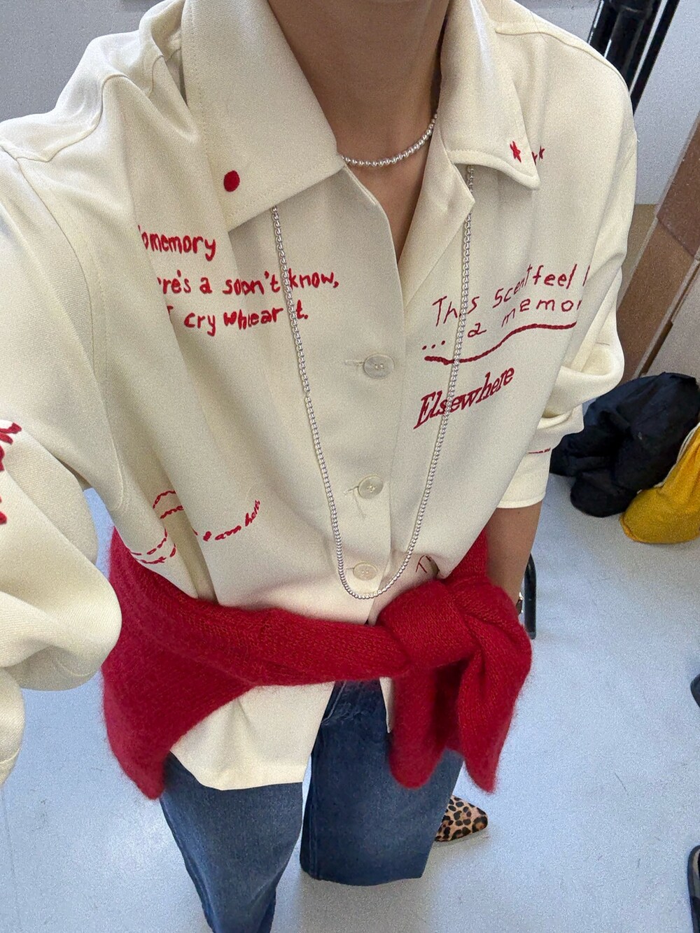 ホワイト系のTシャツ/カットソー、ブラック系のトートバッグ、レッド系のニット/セーターを着用したレディースの秋コーディネートの8枚目の写真