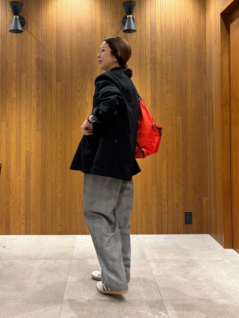 グレー系のスウェット、その他のその他パンツ、ホワイト系のスニーカーを着用したレディースの春コーディネートの6枚目の写真