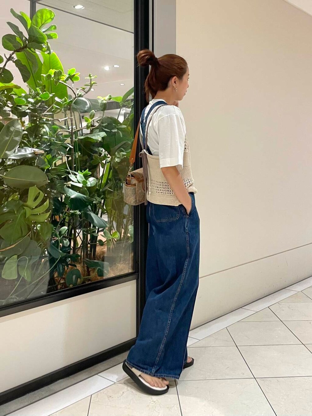 ホワイト系のニット/セーター、ホワイト系のTシャツ/カットソー、ブルー系のサロペット/オーバーオールを着用したレディースの夏コーディネートの3枚目の写真