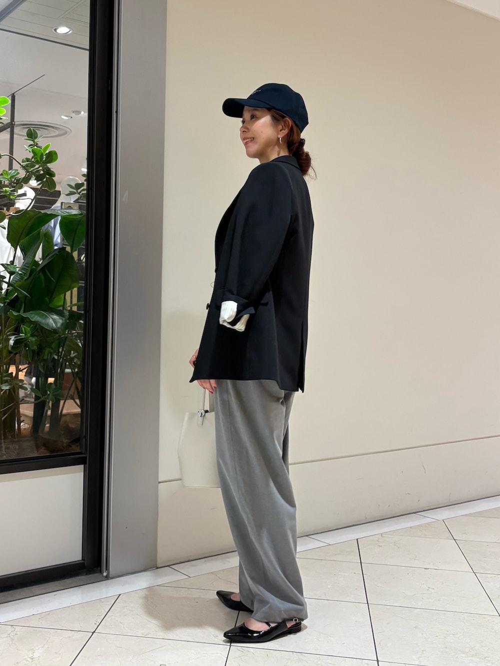 ブラック系のその他アウター、グレー系のその他パンツ、ブラック系のパンプスを着用したレディースの春コーディネートの2枚目の写真