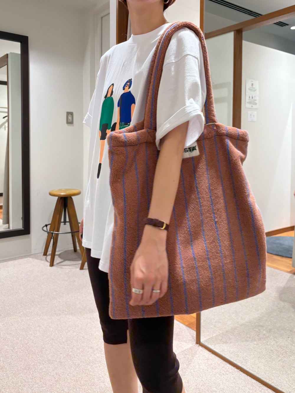 ホワイト系のTシャツ/カットソー、イエロー系のトートバッグ、ベージュ系のバレエシューズを着用したレディースの夏コーディネートの9枚目の写真