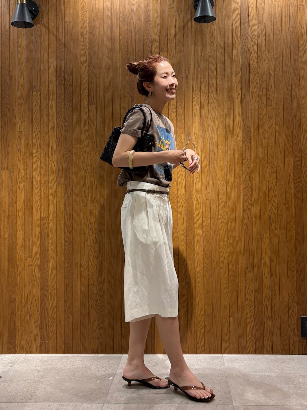 ブラウン系のTシャツ/カットソー、ホワイト系のその他パンツ、ブラウン系のサンダルを着用したレディースの夏コーディネートの2枚目の写真