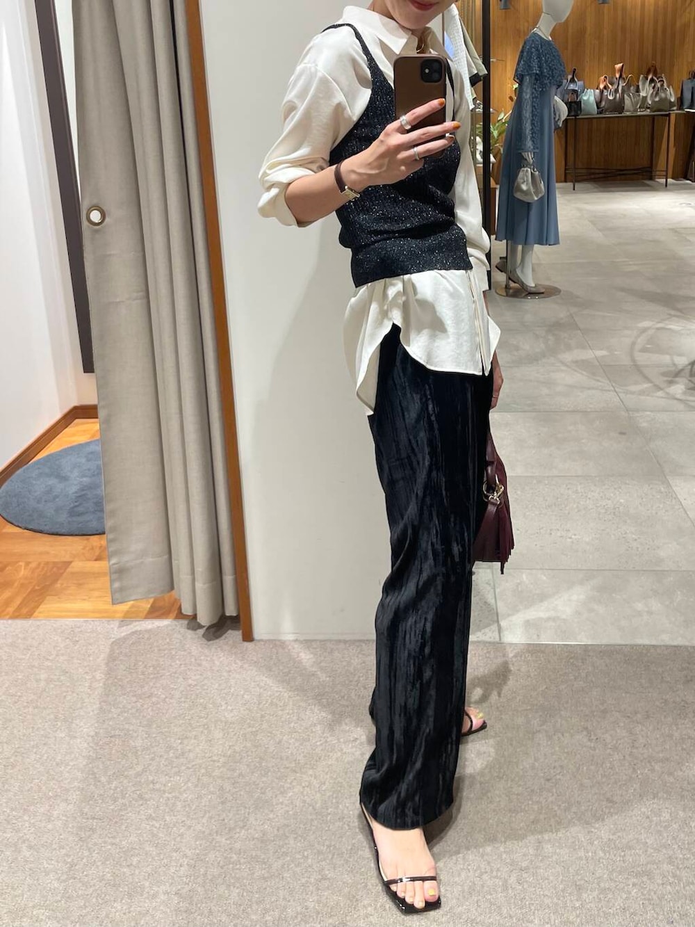 ホワイト系のシャツ/ブラウス、ブラック系のキャミソール、ブラック系のその他パンツを着用したレディースの秋コーディネートの2枚目の写真