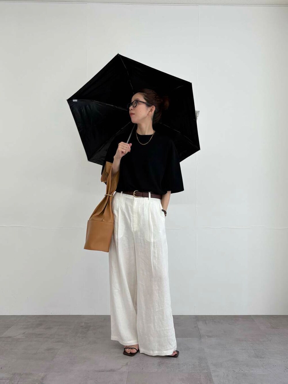 ホワイト系のその他パンツ、ブラウン系のサンダル、ホワイト系の長傘を着用したレディースの夏コーディネートの2枚目の写真