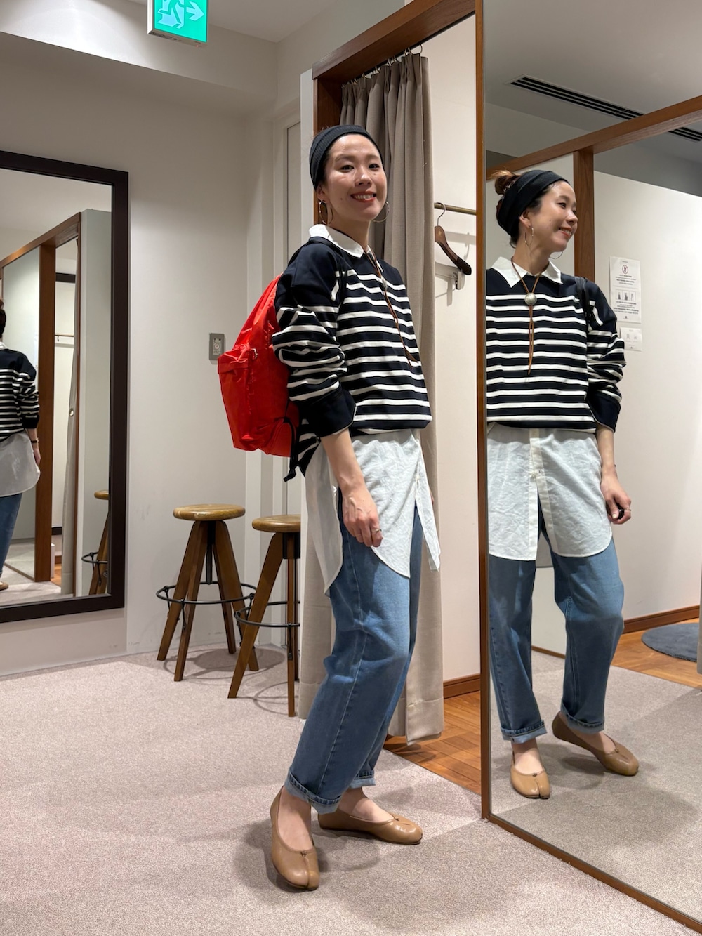 ブラック系のその他アウター、ブルー系のデニムパンツ、その他のTシャツ/カットソーを着用したレディースの春コーディネートの8枚目の写真