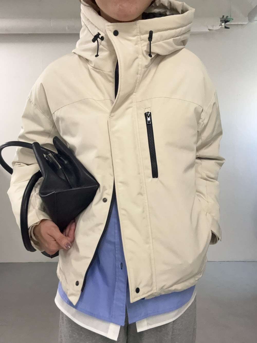 ブルー系のシャツ/ブラウス、グレー系のその他パンツ、ブラック系のローファーを着用したレディースの夏コーディネートの10枚目の写真