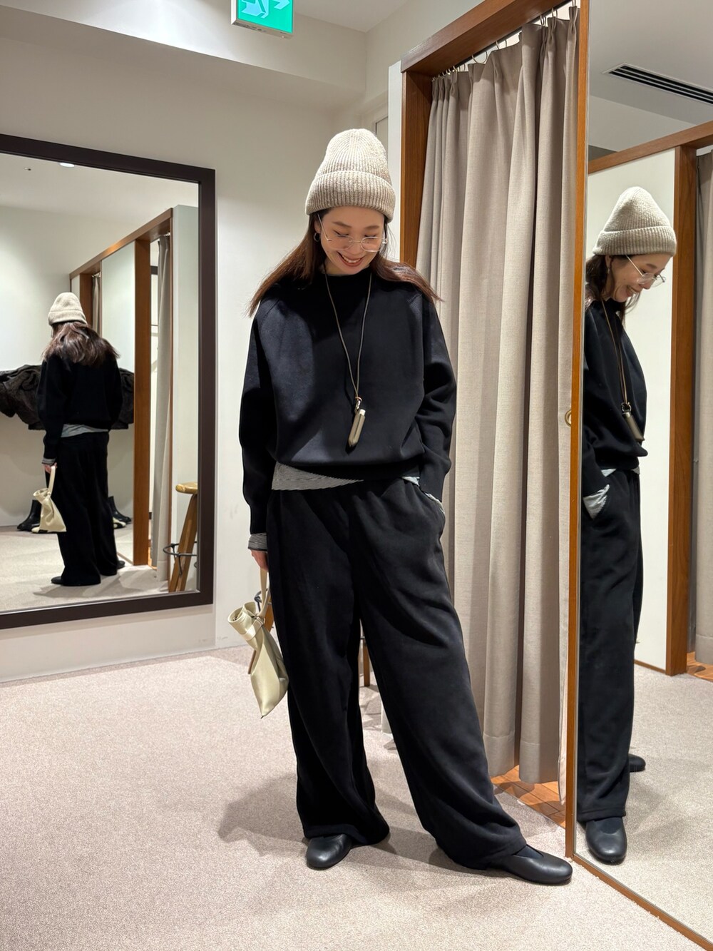 ブラウン系のその他アウター、ブラック系のその他パンツ、ブラック系のニット/セーターを着用したレディースの冬コーディネートの6枚目の写真