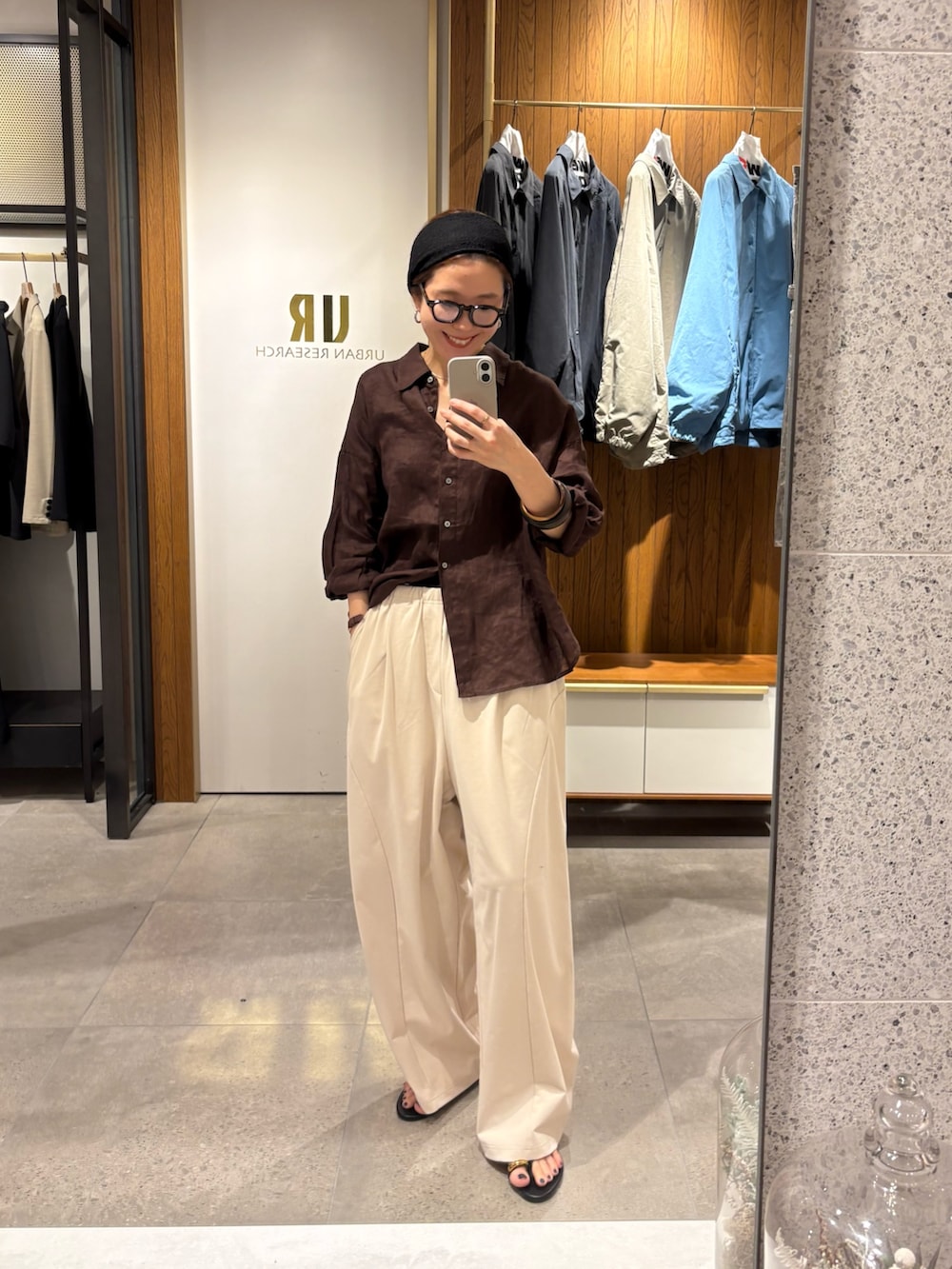 ブラウン系のシャツ/ブラウス、ホワイト系のその他パンツ、ベージュ系のハンドバッグを着用したレディースの夏コーディネートの8枚目の写真