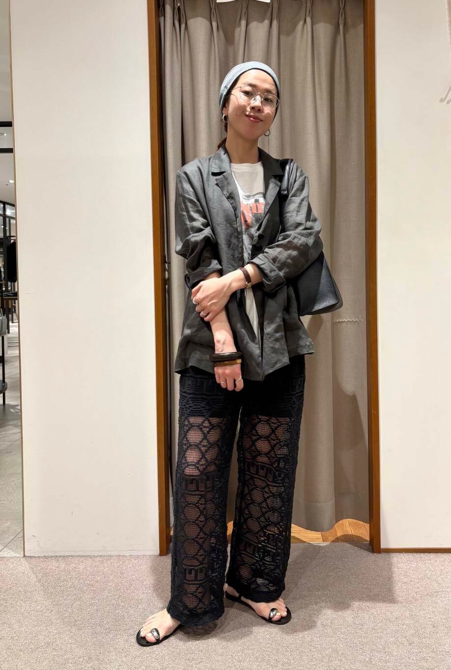 グリーン系のその他アウター、その他のTシャツ/カットソー、ブラウン系のヘアバンドを着用したレディースの春コーディネートの4枚目の写真