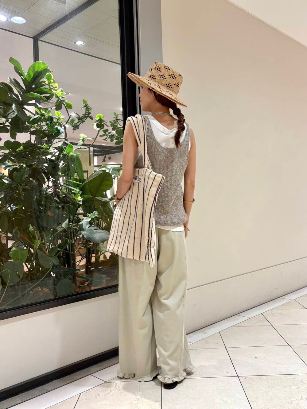 ホワイト系のその他パンツ、グレー系のニット/セーター、ホワイト系のタンクトップを着用したレディースの夏コーディネートの3枚目の写真