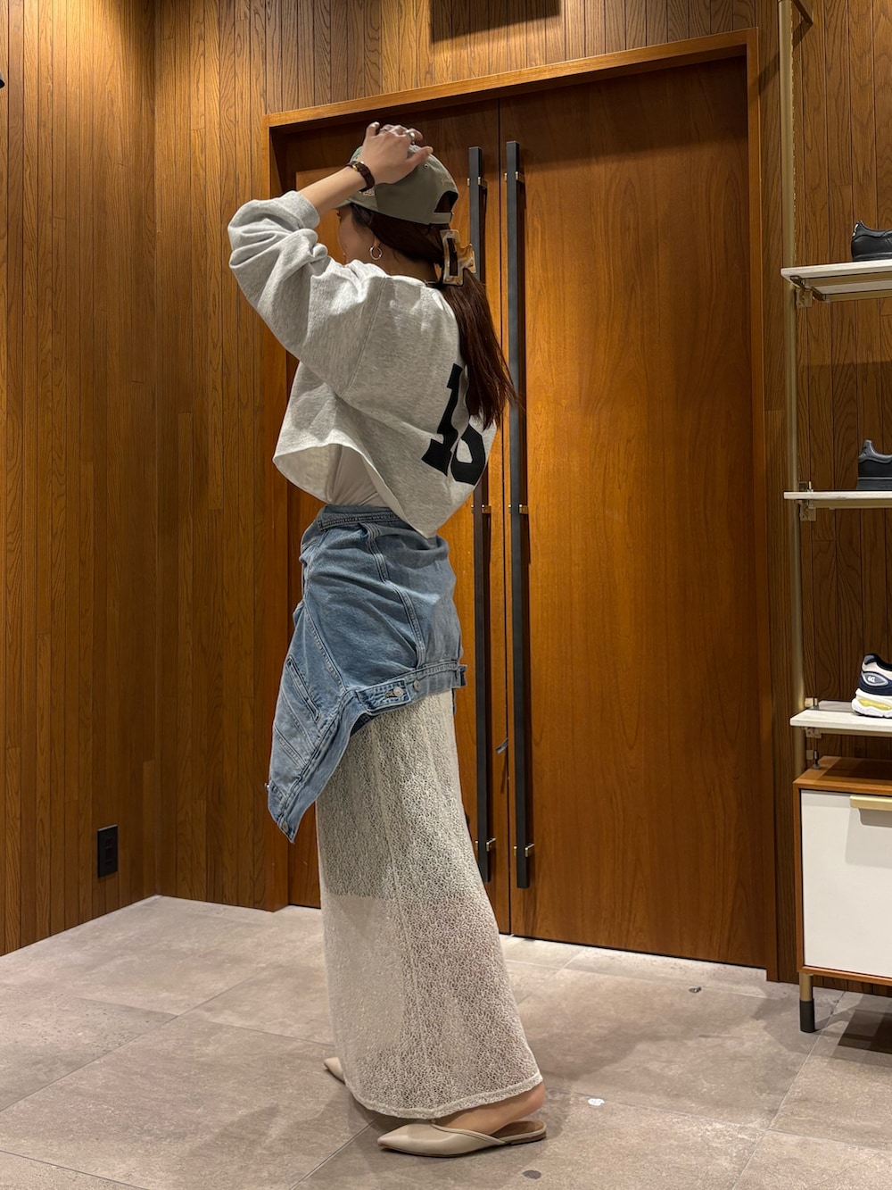 ホワイト系のスカート、ブルー系のデニムジャケット、グレー系のスウェットを着用したレディースの冬コーディネートの3枚目の写真