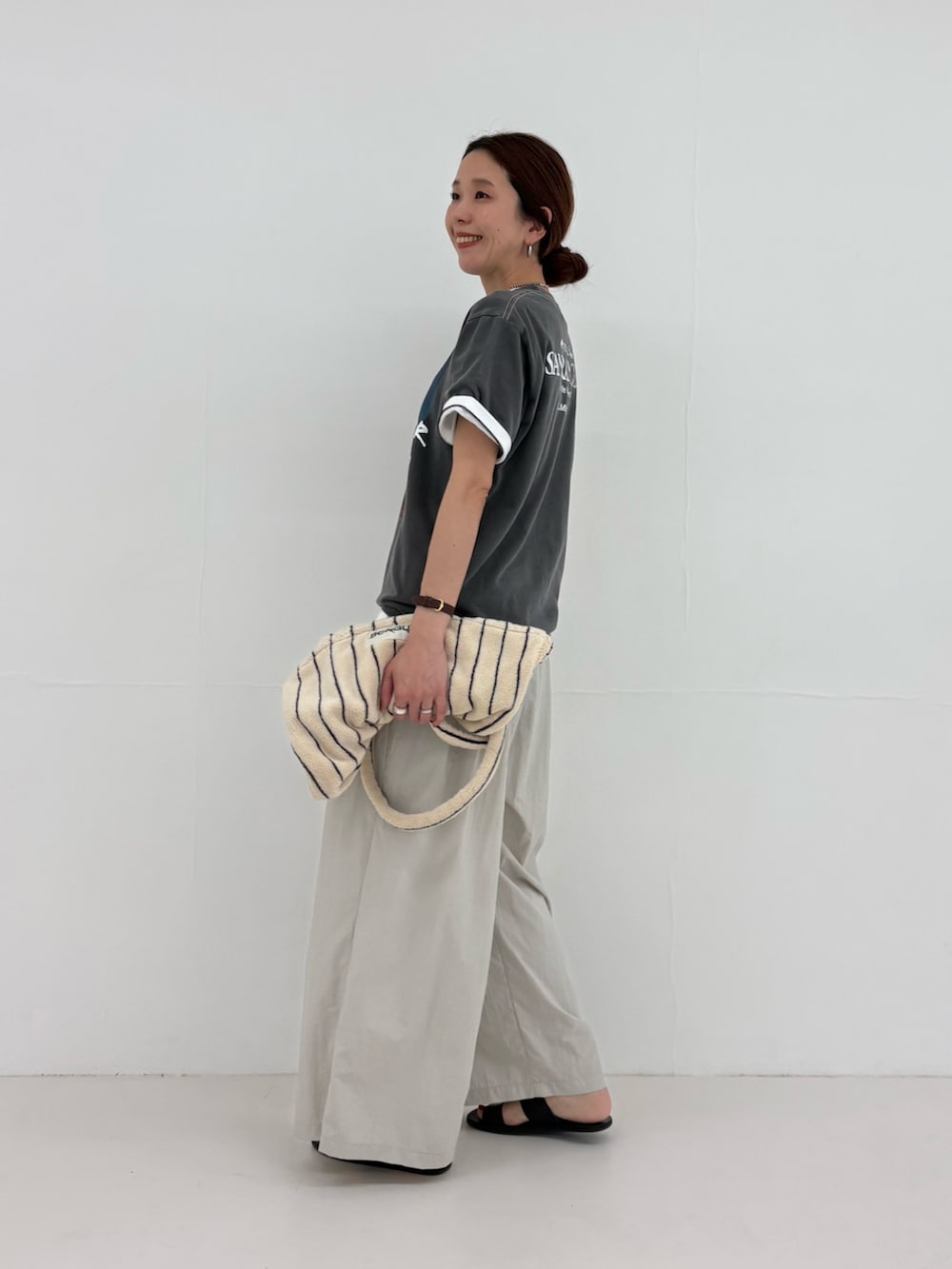 グレー系のその他パンツ、ホワイト系のTシャツ/カットソー、グレー系のTシャツ/カットソーを着用したレディースの春コーディネートの4枚目の写真