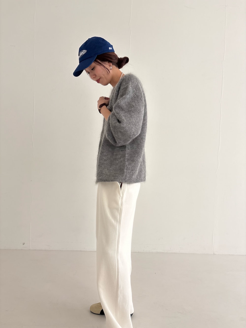 ベージュ系のスニーカー、ブラック系のダウンジャケット/コート、ピンク系のニット/セーターを着用したレディースの秋コーディネートの7枚目の写真