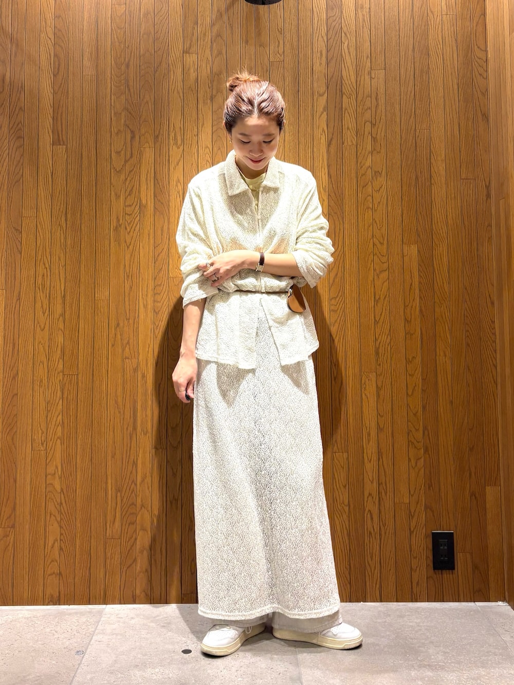 ホワイト系のシャツ/ブラウス、ホワイト系のスカート、ホワイト系のスニーカーを着用したレディースの春コーディネートの4枚目の写真