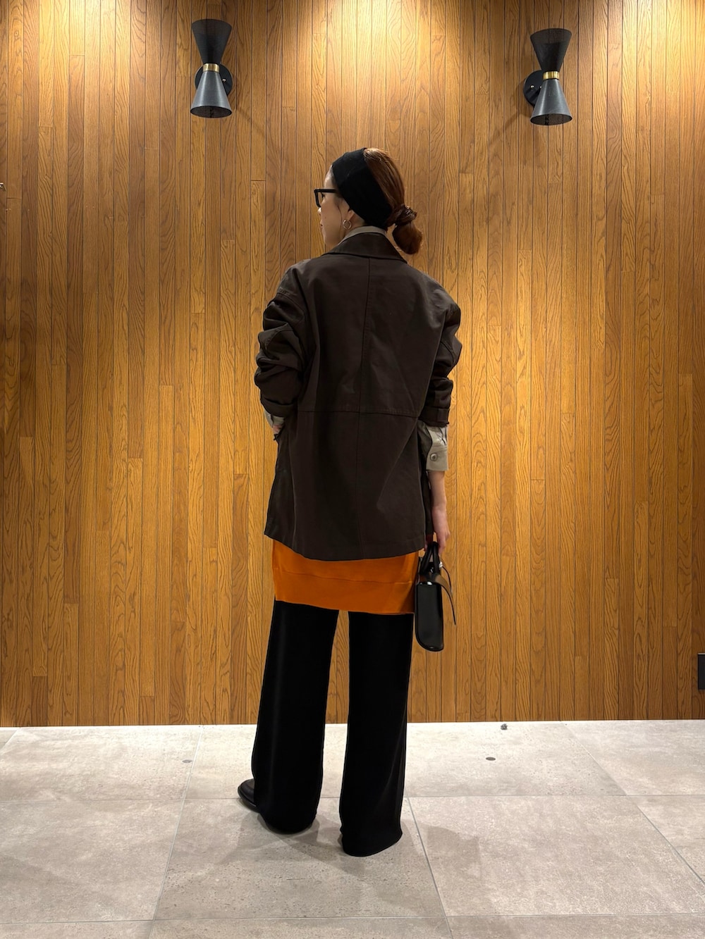 ブラウン系のカバーオール、ベージュ系のTシャツ/カットソー、ブラック系のその他パンツを着用したレディースの秋コーディネートの5枚目の写真