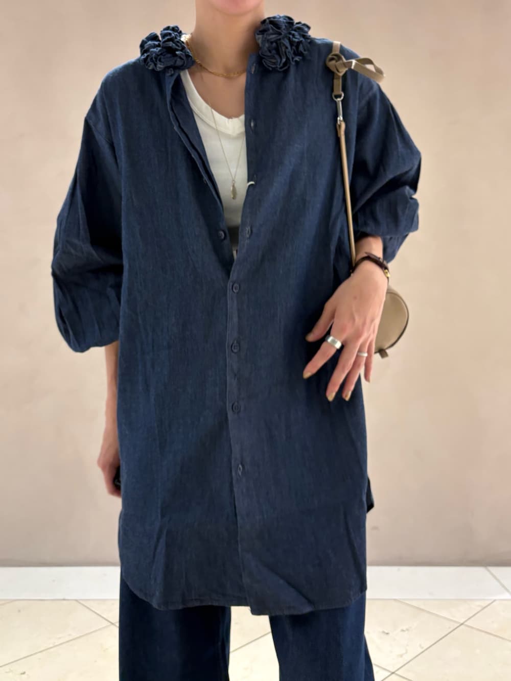 ブルー系のシャツ/ブラウス、ブルー系のデニムパンツ、ホワイト系のタンクトップを着用したレディースの秋コーディネートの7枚目の写真