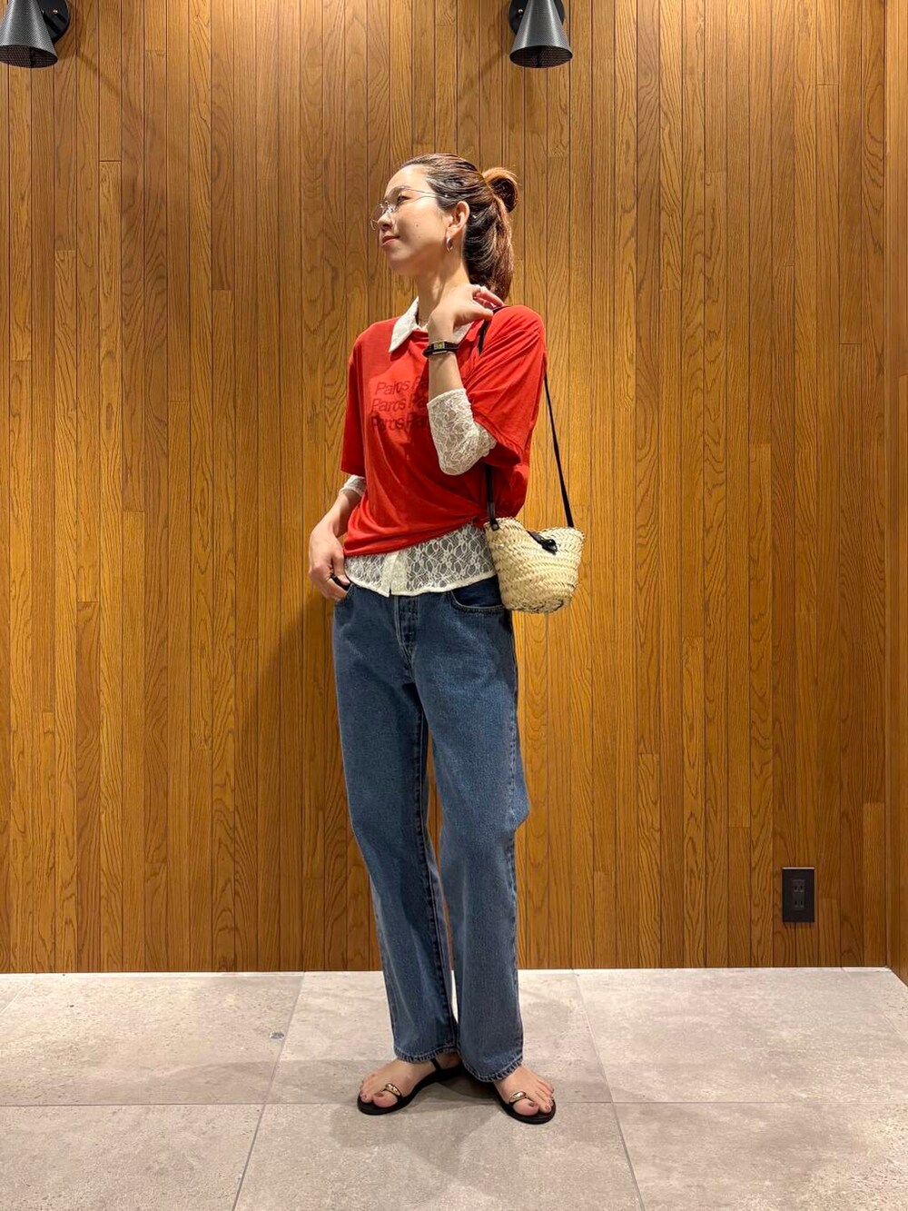 ブルー系のデニムパンツ、ブラック系のサンダル、レッド系のTシャツ/カットソーを着用したレディースの夏コーディネートの7枚目の写真