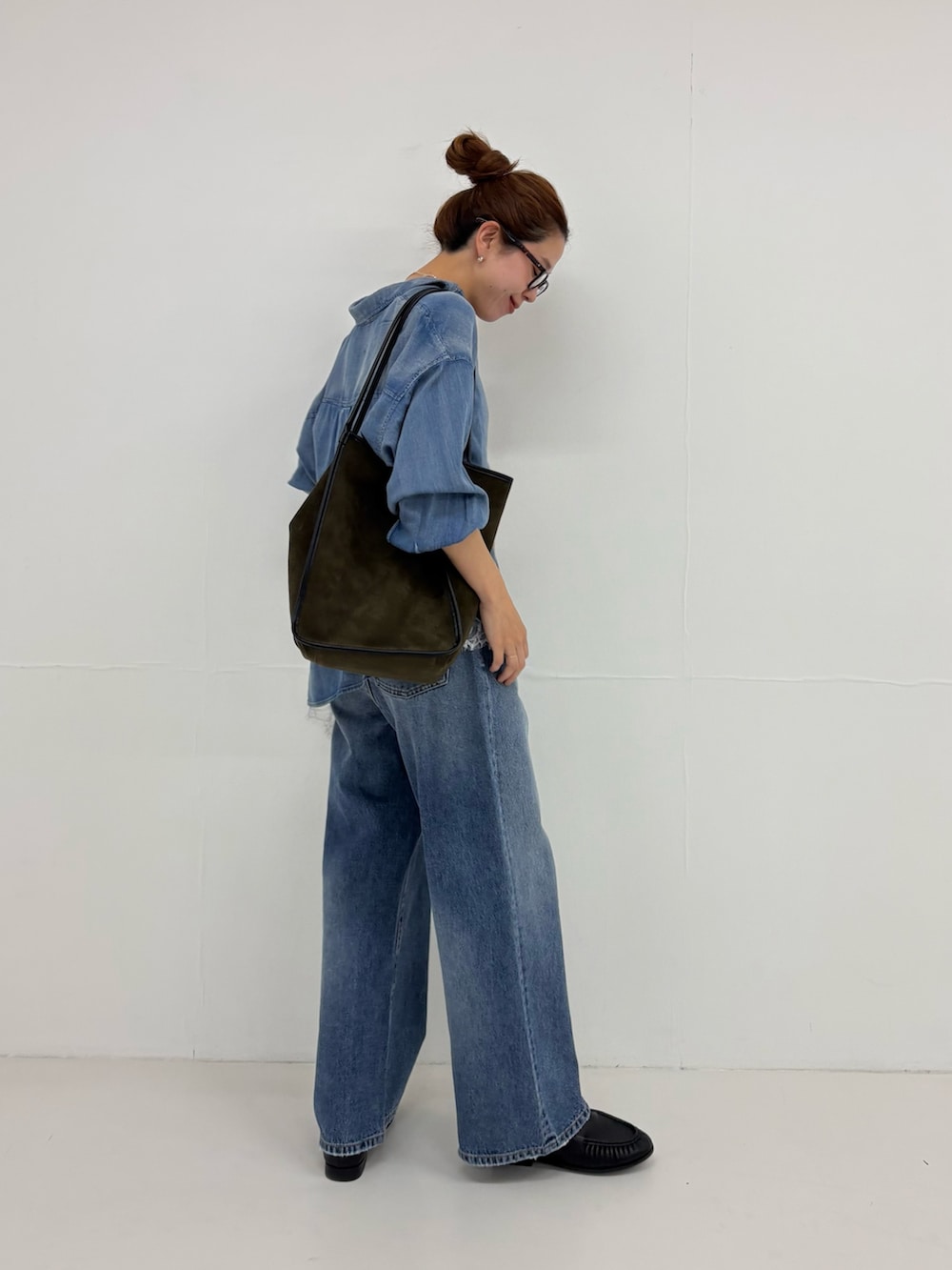 ブルー系のシャツ/ブラウス、ホワイト系のキャミソール、ブルー系のデニムパンツを着用したレディースの夏コーディネートの5枚目の写真